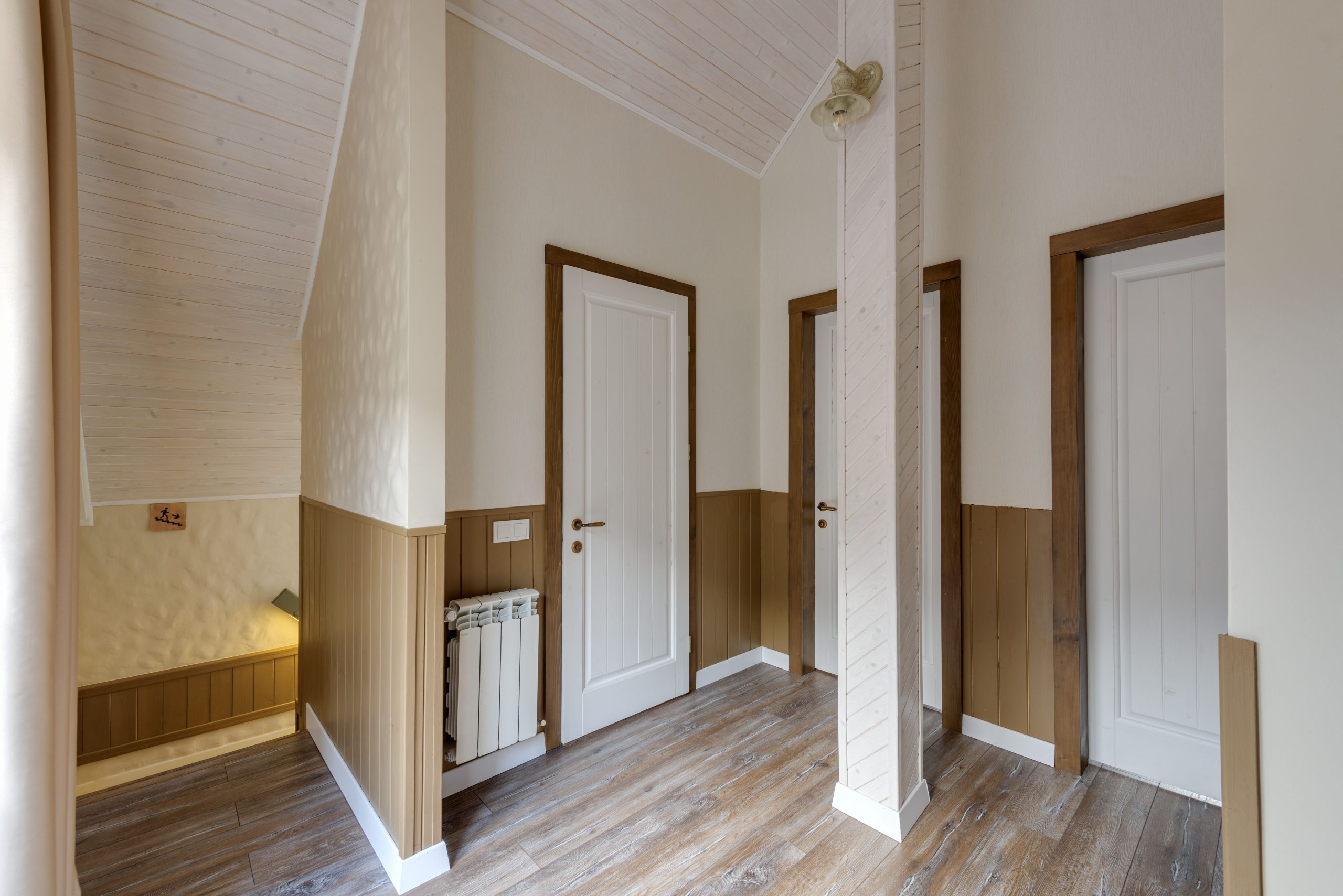 Rodapiés impermeables vs. Madera: ¿Cuál es el mejor para el suelo laminado?